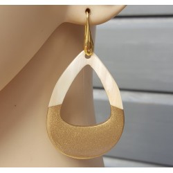 Oorbellen met open druppel van Buffelhoorn half goudkleurig half blank