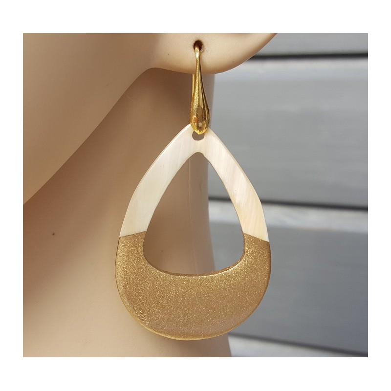 Oorbellen met open druppel van Buffelhoorn half goudkleurig half blank