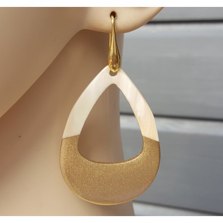 Oorbellen met open druppel van Buffelhoorn half goudkleurig half blank