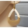 Oorbellen met open druppel van Buffelhoorn half goudkleurig half blank