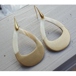 Oorbellen met open druppel van Buffelhoorn half goudkleurig half blank