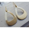 Oorbellen met open druppel van Buffelhoorn half goudkleurig half blank