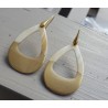 Oorbellen met open druppel van Buffelhoorn half goudkleurig half blank