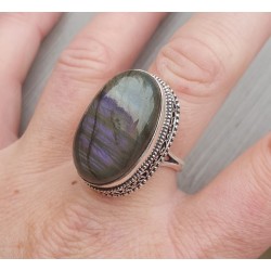 Zilveren ring met ovale cabochon Labradoriet en bewerkte kop 19