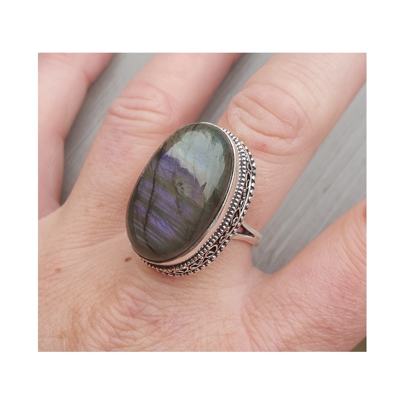 Zilveren ring met ovale cabochon Labradoriet en bewerkte kop 19