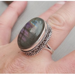 Zilveren ring met ovale cabochon Labradoriet en bewerkte kop 19