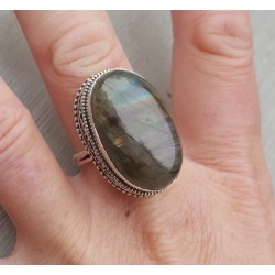 Zilveren ring met ovale cabochon Labradoriet en bewerkte kop 19