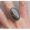 Zilveren ring met ovale cabochon Labradoriet en bewerkte kop 19