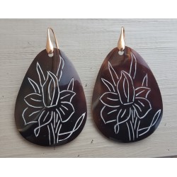 Oorbellen met grote bruine schelp met bloem