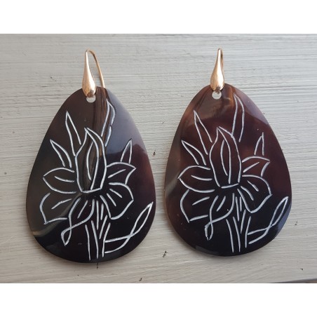 Oorbellen met grote bruine schelp met bloem