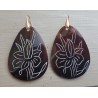 Oorbellen met grote bruine schelp met bloem