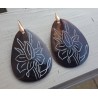 Oorbellen met grote bruine schelp met bloem