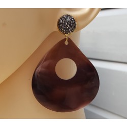 Oorbellen met grote bruine schelp en kristallen