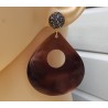 Oorbellen met grote bruine schelp en kristallen