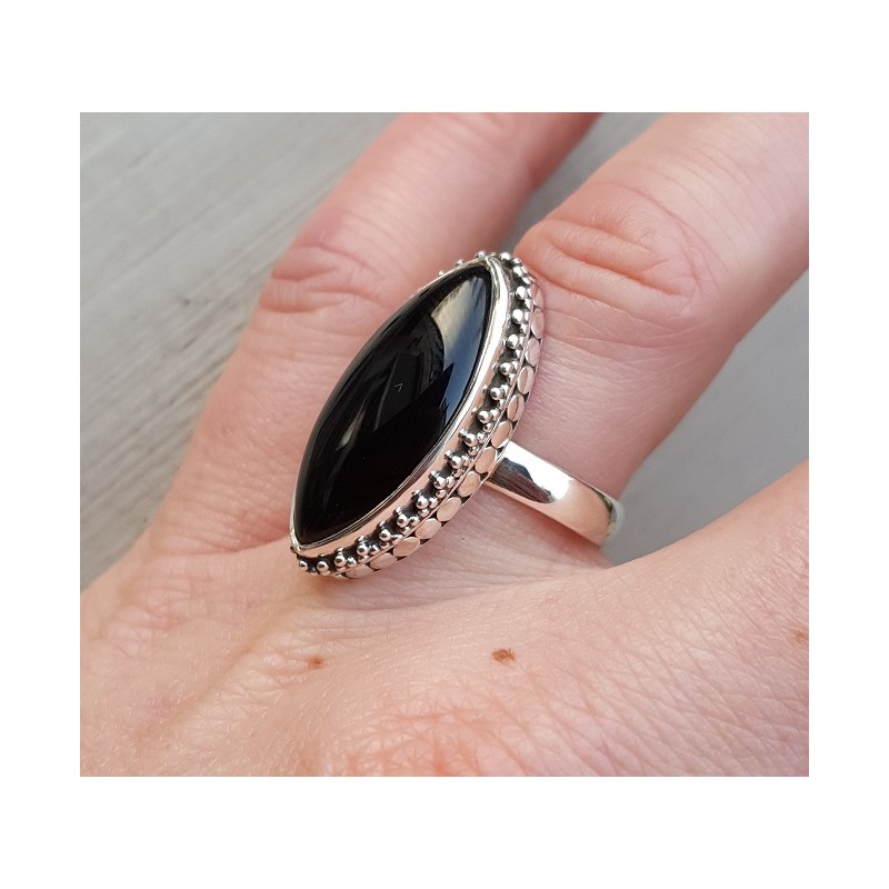 Zilveren ring met marquise Onyx en bewerkte kop 17.5