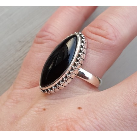 Zilveren ring met marquise Onyx en bewerkte kop 17.5