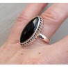 Zilveren ring met marquise Onyx en bewerkte kop 17.5