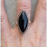 Zilveren ring met marquise Onyx en bewerkte kop 17.5