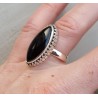 Zilveren ring met marquise Onyx en bewerkte kop 17.5