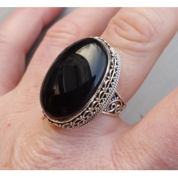 Zilveren ring met cabochon Onyx en bewerkte kop 18.5
