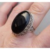 Zilveren ring met cabochon Onyx en bewerkte kop 18.5