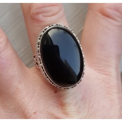 Zilveren ring met cabochon Onyx en bewerkte kop 18.5