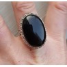 Zilveren ring met cabochon Onyx en bewerkte kop 18.5