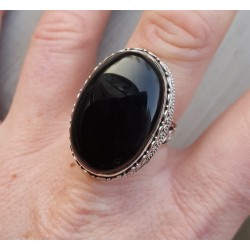 Zilveren ring met cabochon Onyx en bewerkte kop 18.5