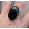 Zilveren ring met cabochon Onyx en bewerkte kop 18.5