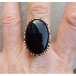 Zilveren ring met cabochon Onyx en bewerkte kop 18.5