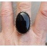Zilveren ring met cabochon Onyx en bewerkte kop 18.5