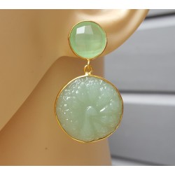 Vergulde oorbellen met ronde en uitgesneden licht groene Chalcedoon