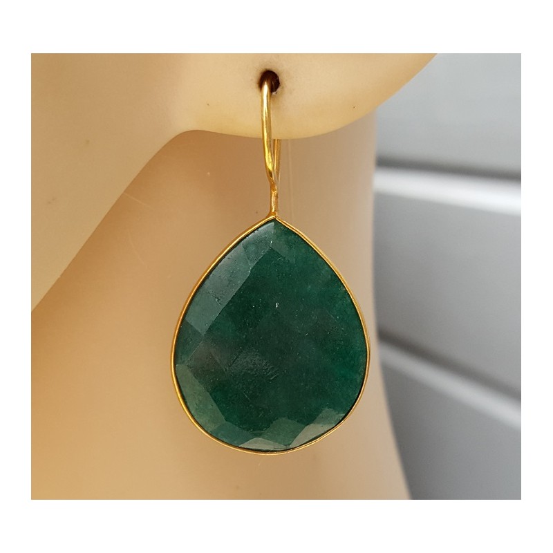 Vergulde oorbellen gezet met druppelvormige Emerald