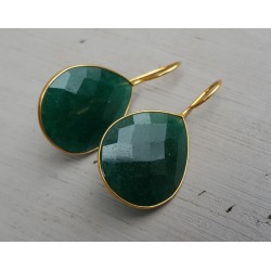 Vergulde oorbellen gezet met druppelvormige Emerald