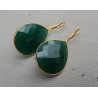 Vergulde oorbellen gezet met druppelvormige Emerald