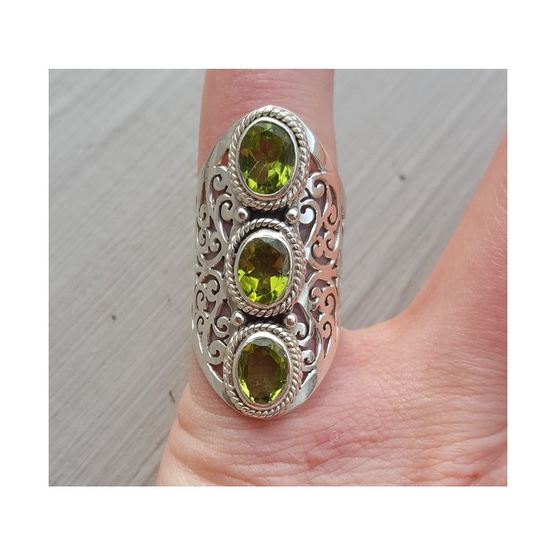 Zilveren ring gezet met Peridot en open bewerkte band 16.5