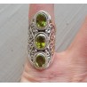 Zilveren ring gezet met Peridot en open bewerkte band 16.5