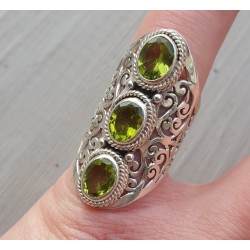 Zilveren ring gezet met Peridot en open bewerkte band 16.5