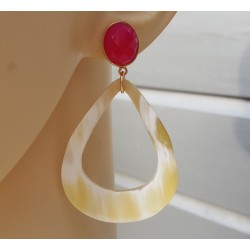 Rosé vergulde oorbellen Buffelhoorn en fuchsia roze Chalcedoon