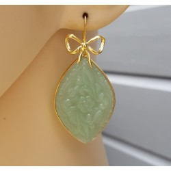 Vergulde oorbellen met uitgesneden licht groene Chalcedoon