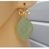 Vergulde oorbellen met uitgesneden licht groene Chalcedoon