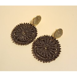 Vergulde oorbellen met Agaat geode en donker grijze hanger met kristallen