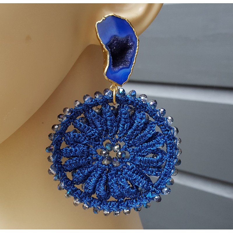 Vergulde oorbellen met Agaat geode en blauwe hanger met kristallen