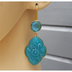 Vergulde oorbellen met blauw Topaas en uitgesneden Chalcedoon quartz