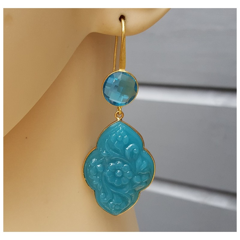 Vergulde oorbellen met blauw Topaas en uitgesneden Chalcedoon quartz