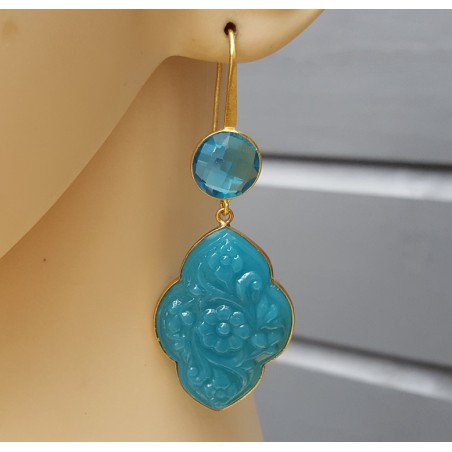 Vergulde oorbellen met blauw Topaas en uitgesneden Chalcedoon quartz