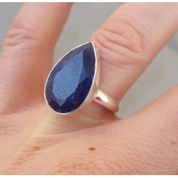 Zilveren ring gezet met druppelvormige Saffier 18