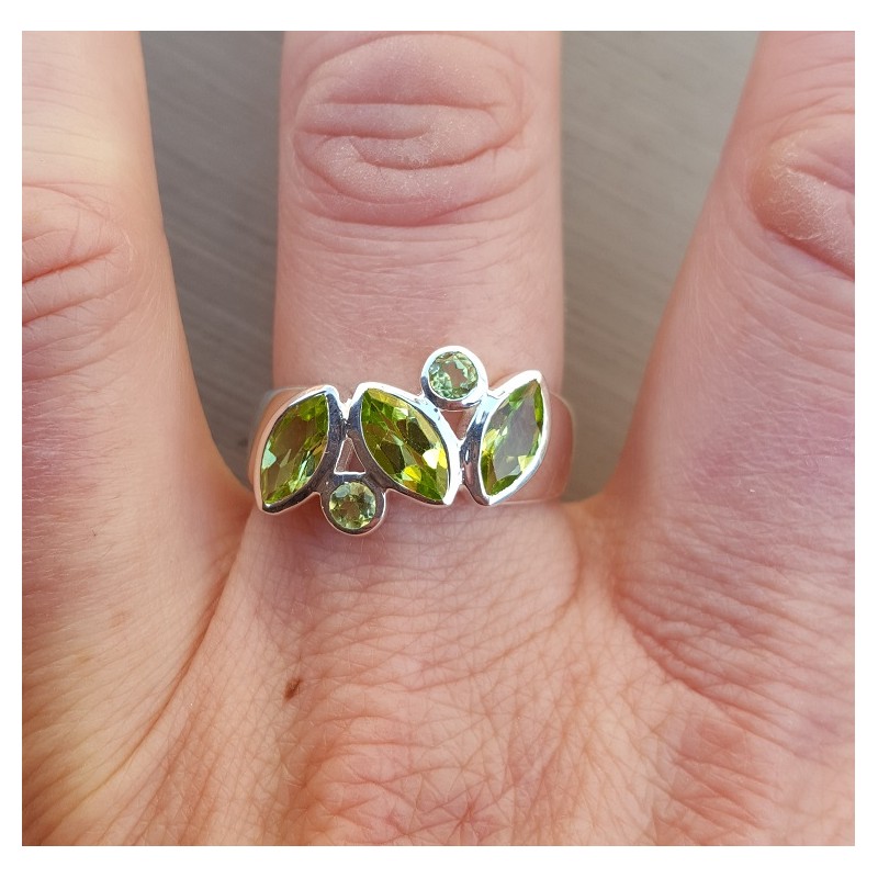 Zilveren ring gezet met ronde en marquise Peridot