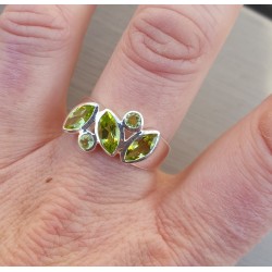 Zilveren ring gezet met ronde en marquise Peridot