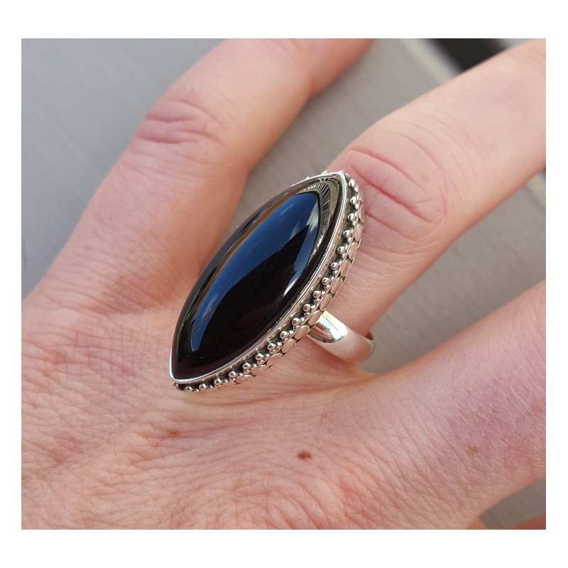 Zilveren ring met marquise Onyx en bewerkte kop 17.3